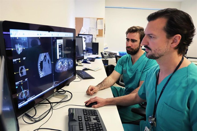 Un equipo multidisciplinar del Hospital La Fe de València, en el que participa el equipo de radiología intervencionista, ha llevado a cabo la primera intervención en España de electroquimioterapia (EQT) para tratar la compresión medular metastásica (CMM).