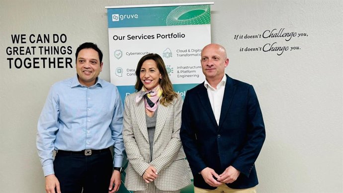 La alcaldesa de Zaragoza, Natalia Chueca; el consejero municipal de Economía, Carlos Gimeno; y el CEO de la tecnológica Gruve.Ia, Tarun Raisoni.