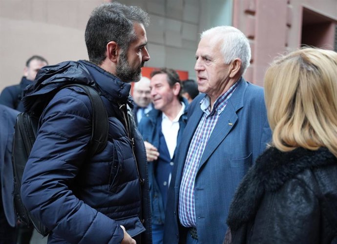 Archivo - El consejero andaluz de Agricultura, Ramón Fernández-Pacheco (i) junto al secretario general de COAG Andalucía, Miguel López Sierra (d), que se despedirá en este congreso con una intervención institucional. 