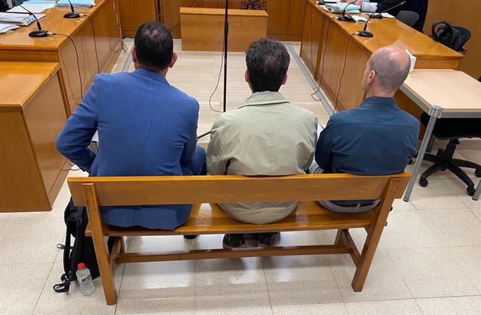 El exalcalde de Badalona (Barcelona) Rubén Guijarro junto a los otros dos acusados de un delito sobre la ordenación del territorio en el juicio celebrado este miércoles en la Audiencia de Barcelona
