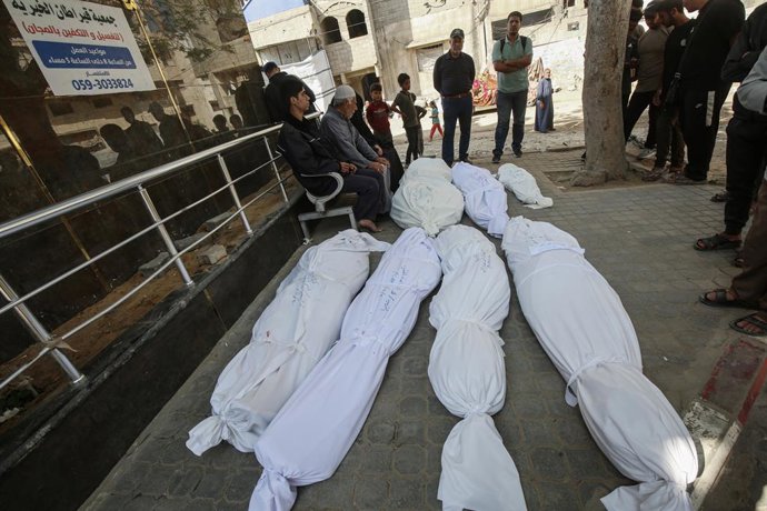 20 de maio de 2025, Cidade de Gaza, Faixa de Gaza, Território Palestino: Parentes de palestinos que perderam a vida choram depois que o exército israelense bombardeou várias casas no norte da Faixa de Gaza. Os corpos dos palestinos que perderam a vida no 