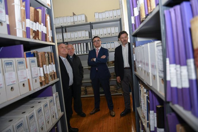 El conselleiro de Emprego, José González, durante la visita al Archivo Histórico de la Archidiócesis de Santiago, a 21 de mayo de 2025.