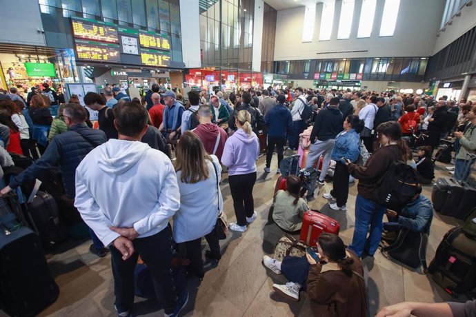 Caos de viajeros en la estación de Santa Justa debido al retraso por el robo de cables de trenes. 