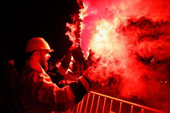 Archivo - Varias personas con botes de humo durante la concentración de los trabajadores de Alcoa por la defensa del futuro de la mariña, en la Plaza de Concello de XOVE de Lugo, a 11 de enero de 2025, en Lugo, Galicia (España). El comité de empresa de la