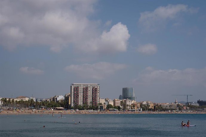 Archivo - Vista de una playa de Barcelona, a 5 de agosto de 2024, en Barcelona