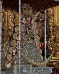 La Virgen del Rocío ya se encuentra entronizada en su paso para la romería de este año