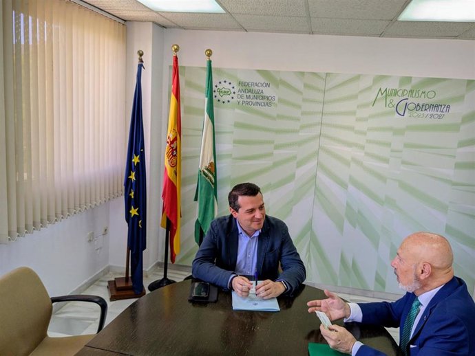 El presidente de FAMP (i), José María Bellido, y el fiscal delegado de Seguridad Vial en Andalucía (d), Luis Carlos Rodríguez León.
