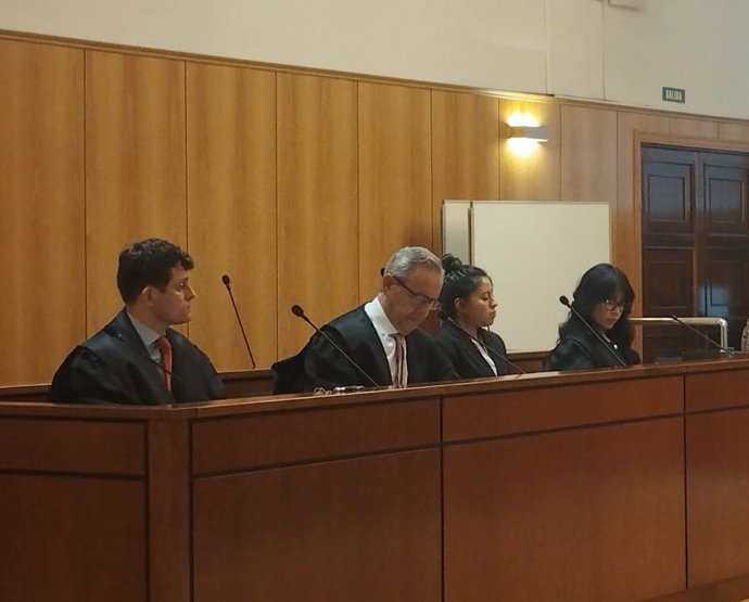 La acusada de un choque mortal alega deslumbramiento y Tráfico "distracción evidente y falta de pericia". En la foto, la acusada (segunda por la derecha) durante el juicio en la Audiencia de Valladolid.