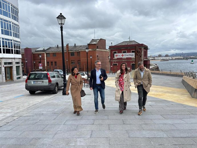 El concejal de Infraestructuras Urbanas y Rurales del Ayuntamiento de Gijón, Gilberto Villoria (segundo por la izquierda), durante su visita a la culminación de las obras de la segunda fase de la plataforma única de Cimadevilla.