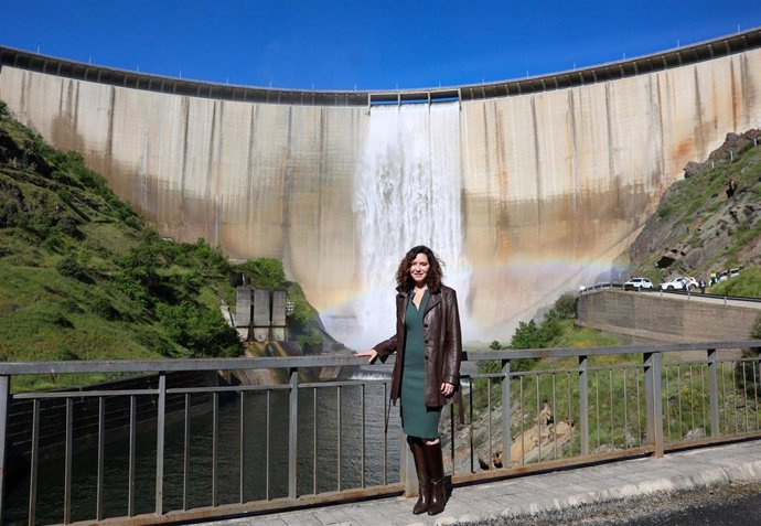 La presidenta de la Comunidad de Madrid, Isabel Díaz Ayuso, durante la reunión extraordinaria del Consejo de Gobierno celebrada en el embalse de El Atazar, a 20 de mayo de 2025