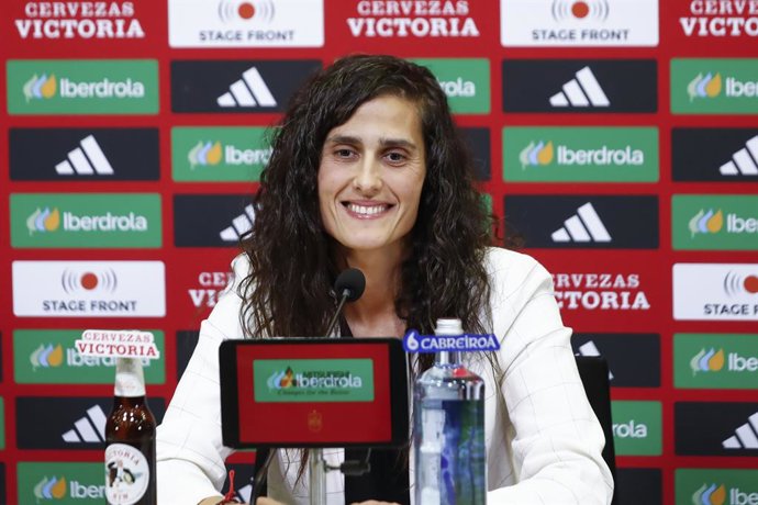 Archivo - Montse Tome, treinadora principal da Seleção Espanhola de Futebol Feminino, atende à imprensa durante sua coletiva de imprensa para anunciar a lista de convocadas para a Seleção Espanhola Feminina na Ciudad del Futbol em 22 de maio de 2024 em La