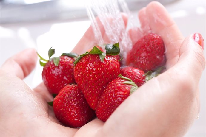 Archivo - Lavando las fresas.
