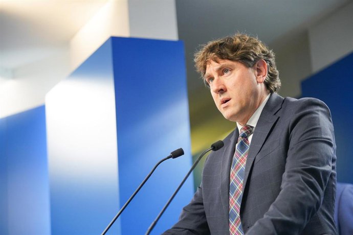 Archivo - El secretario general del PSE-EE, Eneko Andueza, ofrece una rueda de prensa tras la firma para la conformación del Gobierno Vasco, en el Parlamento Vasco, a 19 de junio de 2024, en Vitoria-Gasteiz, Álava