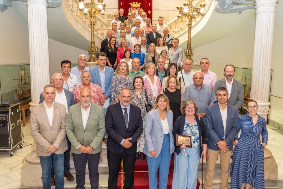 La alcaldesa, Noelia Arroyo, y concejales de la Corporación, junto con empleados públicos jubilados