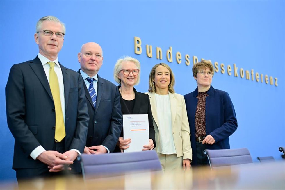 21 May 2025, Berlin: (L-R) Martin Werding, member of the German Council of Economic Experts, Achim Truger, member of the German Council of Economic Experts, Monika Schnitzer, Chairwoman of the German Council of Economic Experts, Ulrike Malmendier, membe
