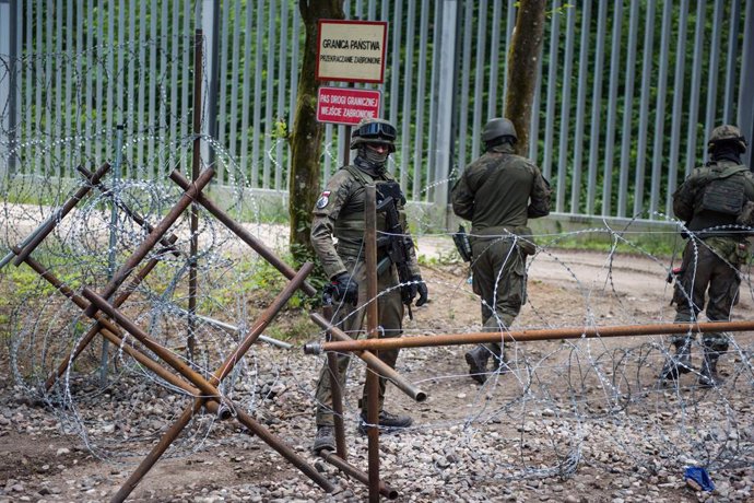 Archivo - June 3, 2024, Bialowieza Forest, Poland: Polish soldiers patrol the border with Belarus along the border fence in the Bialowieza forest. Poland reintroduces an exclusion zone on parts of its border with Belarus, starting on Tuesday 4 June and la