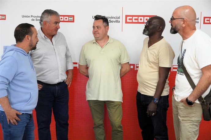 Dirigentes de CCOO, con parte de la plantilla del parque periurbano