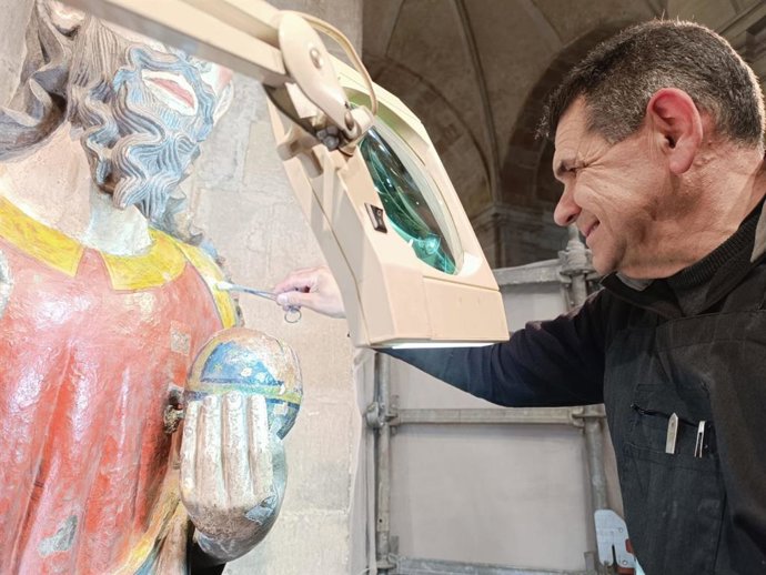 El restaurador responsable de la intervención en la imagen de El Salvador, Jesús Puras, trabaja en la obra, ubicada en la Catedral de Oviedo.