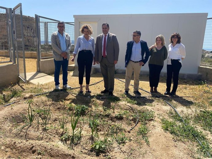 El delegado de Desarrollo Educativo y FP de la Junta en Almería, Francisco Alonso, junto a miembros del equipo directivo del IES Valle de Níjar (Almería) y del programa CIMA, durante su visita al huerto escolar del centro.