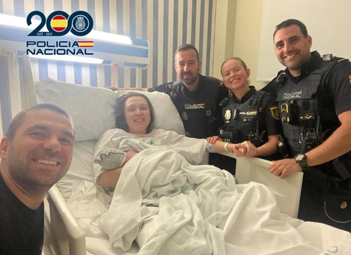 Agentes de la Policía Nacional visitan a la mujer a la que ayudaron a dar a luz en el interior de un vehículo