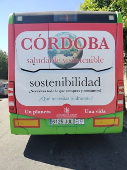Autobuses de Aucorsa con la campaña 'Córdoba saludable y sostenible'.