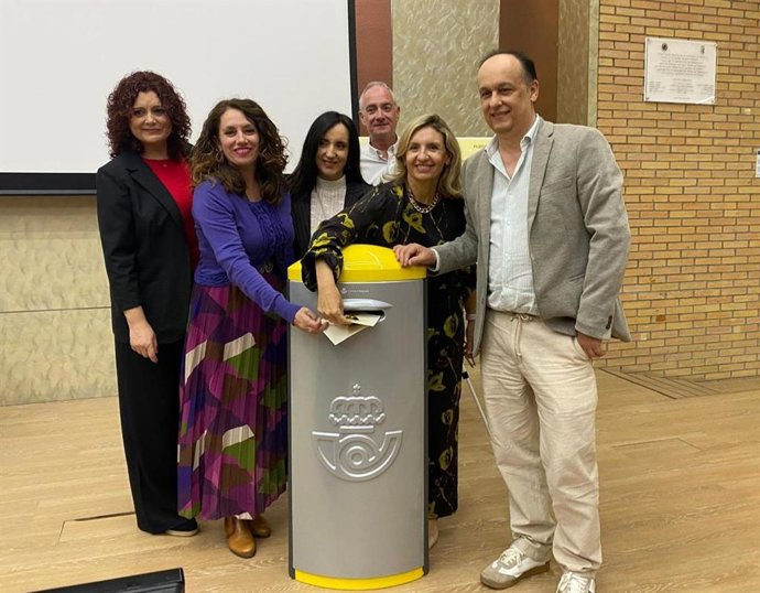 Representantes de la UAL (Almería) y de Correos durante el acto de presentación de las tarjetas prefranqueadas dedicadas a Carmen de Burgos.