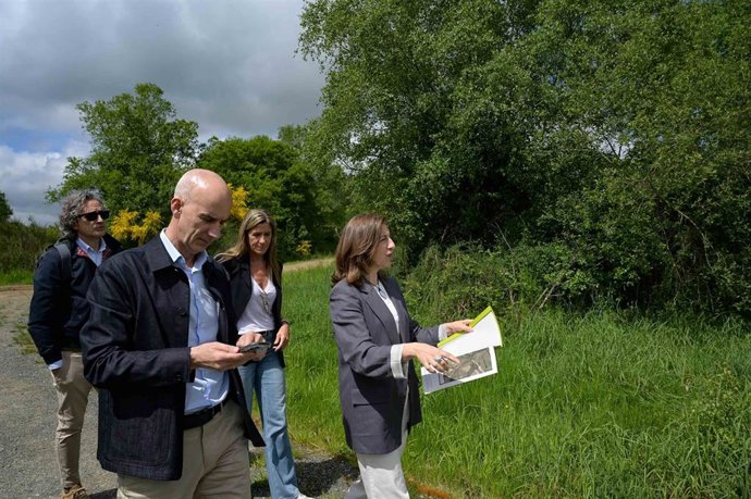 A conselleira de Medio Ambiente e Cambio Climático,  Ángeles Vázquez, nunha visita a Curtis (A Coruña).