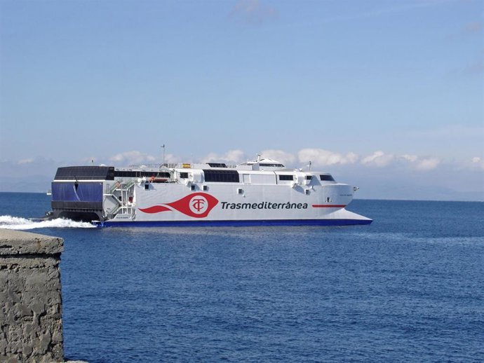 El buque 'Villa de Agaete'  de Armas Trasmediterránea