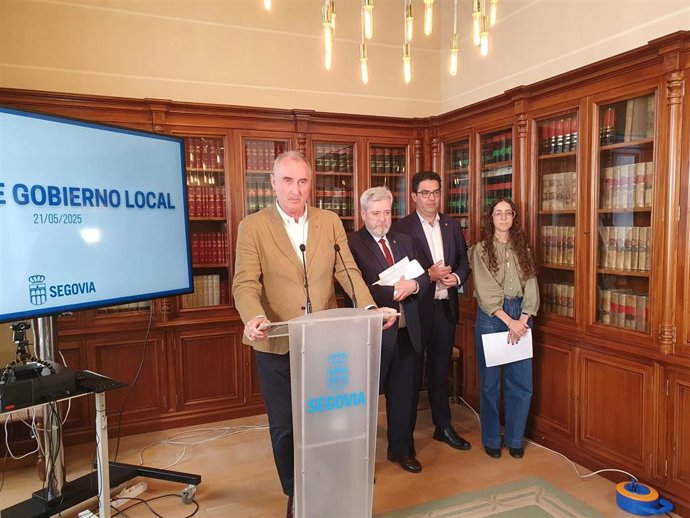 El alcalde José Mazarías anuncia la recepción de la sentencia (atril) junto al concejal Alejandro González-Salamnaca (a su dcha) y otros concejales