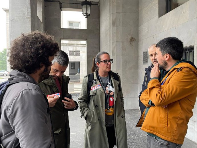 Representantes sindicales de CCOO, Suatea y UGT, ante la Conseyería d'Educación en Uviéu