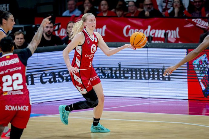 Ellen Nystrom durante un partido con el Casademont Zaragoza