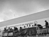 Personal del Hospital de A Mariña sostiene una faja negra para criticar la "confiscación" de la pancarta retirada