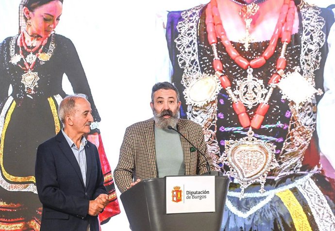 El vicepresidente de la Diputación Provincial de Burgos, Ramiro Ibáñez, y el experto y folclorista, Alfonso Díez.