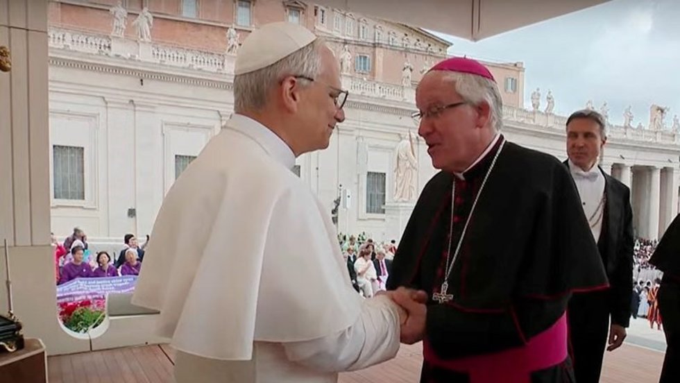 Saludo de monseñor Saiz al Santo Padre al terminar la primera audiencia general del Pontífice.