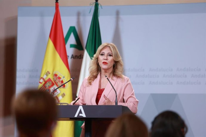 La consejera de Economía, Hacienda y Fondos Europeos y portavoz del Gobierno andaluz, Carolina España, en rueda de prensa.