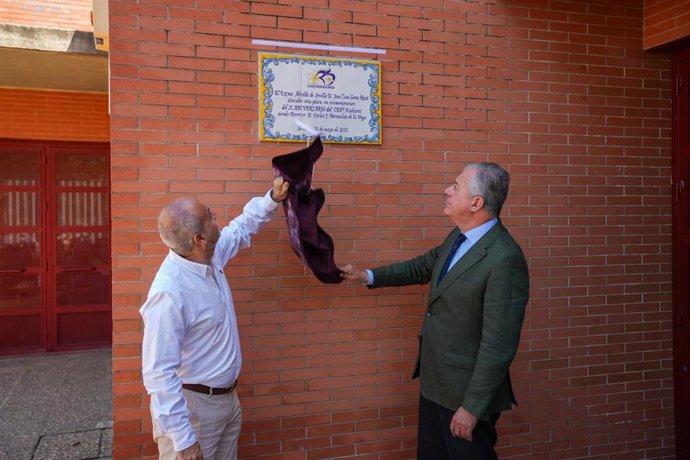 El alcalde de Sevilla, José Luis Sanz, descubre un azulejo conmemorativo por el 25 aniversario del CEIP Azahares de Sevilla Este.