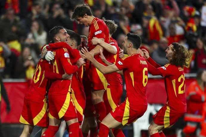 Archivo - Los jugadores de la Selección española celebrando el pase a la final a cuatro de la Liga de Naciones.