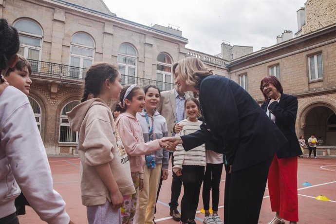 La ministra de Educación, Formación Profesional y Deportes, Pilar Alegría, saluda a unos alumnos