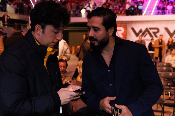 Archivo - El eurodiputado Luis 'Alvise' Pérez (d) conversa con el influencer Francisco Nicolás (i) durante el evento ‘WAR IV: Una Noche de Élite en MMA’, en la Caja Mágica, a 30 de noviembre de 2024, en Madrid (España). Este evento es el epicentro del mun
