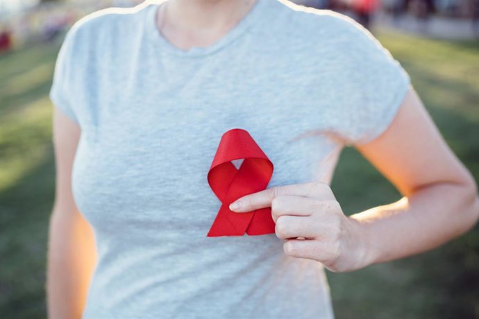 Archivo - Arquivo - Mãos segurando fita vermelha de conscientização sobre a AIDS