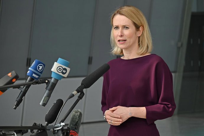 Archivo - Arquivo - 10 de abril de 2025, Bélgica, Brüssel: A Alta Representante da UE para Relações Exteriores, Kaja Kallas, fala com jornalistas enquanto os ministros da Defesa das nações da "coalizão dos dispostos", que são alguns dos aliados mais próxi