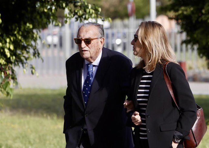 El expresidente de la Diputación de Castellón Carlos Fabraa su llegada a los juzgados