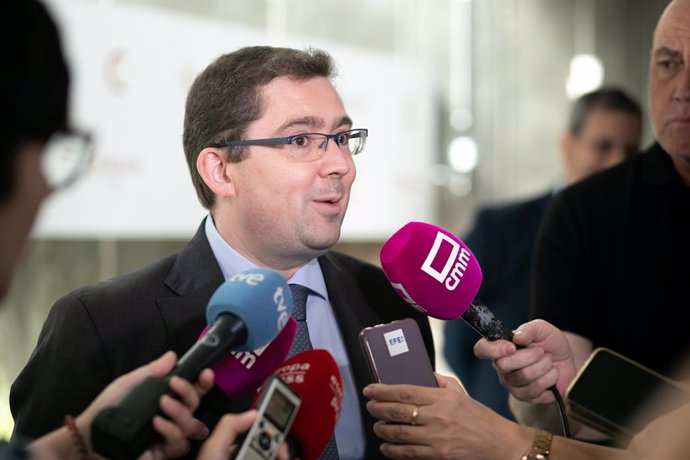 Archivo - El director general de Economía y Estadística del Banco de España, Ángel Gavilán, atiende a los medios en Toledo.