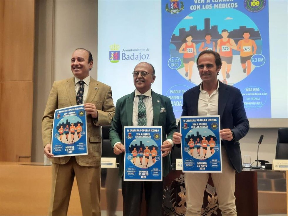 Representantes el Colegio de Médicos y del Ayuntamiento de Badajoz presentan la IV Carrera Popular 'Ven a correr con los médicos'.