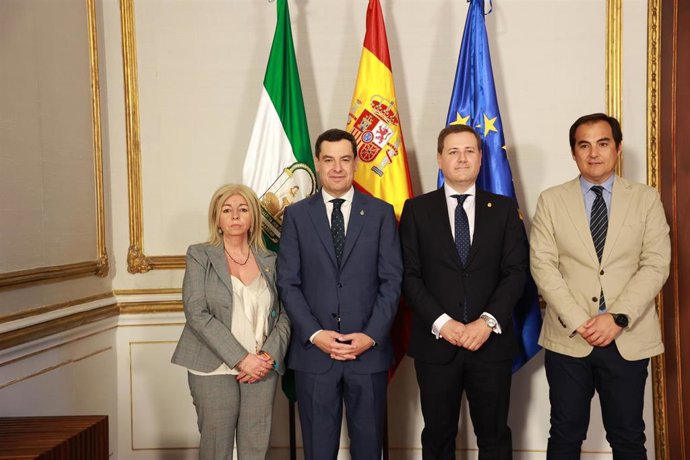 El presidente de la Junta de Andalucía, Juanma Moreno, recibe a la Junta Directiva del Consejo andaluz del Colegio de Procuradores.