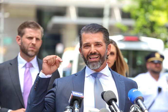 Archivo - Arquivo - 28 de maio de 2024, EUA, Nova York: Donald Trump Jr. fala em uma coletiva de imprensa do lado de fora do Tribunal Criminal de Manhattan com seu irmão Eric ao seu lado em defesa de seu pai e ex-presidente dos EUA Donald Trump em 28 de m