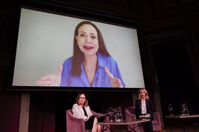 La presidenta de la Fundación Piñera Morel, Magdalena Piñera (i) y la diputada del PP Cayetana Álvarez de Toledo (d), con la intervención María Corina Machado desde Venezuela, en el Foro Grupo Libertad y Democracia, en el Ateneo de Madrid, a 21 de mayo de