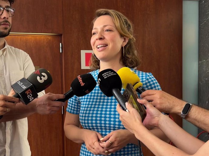Janet Sanz (Comuns) atenent els mitjans 