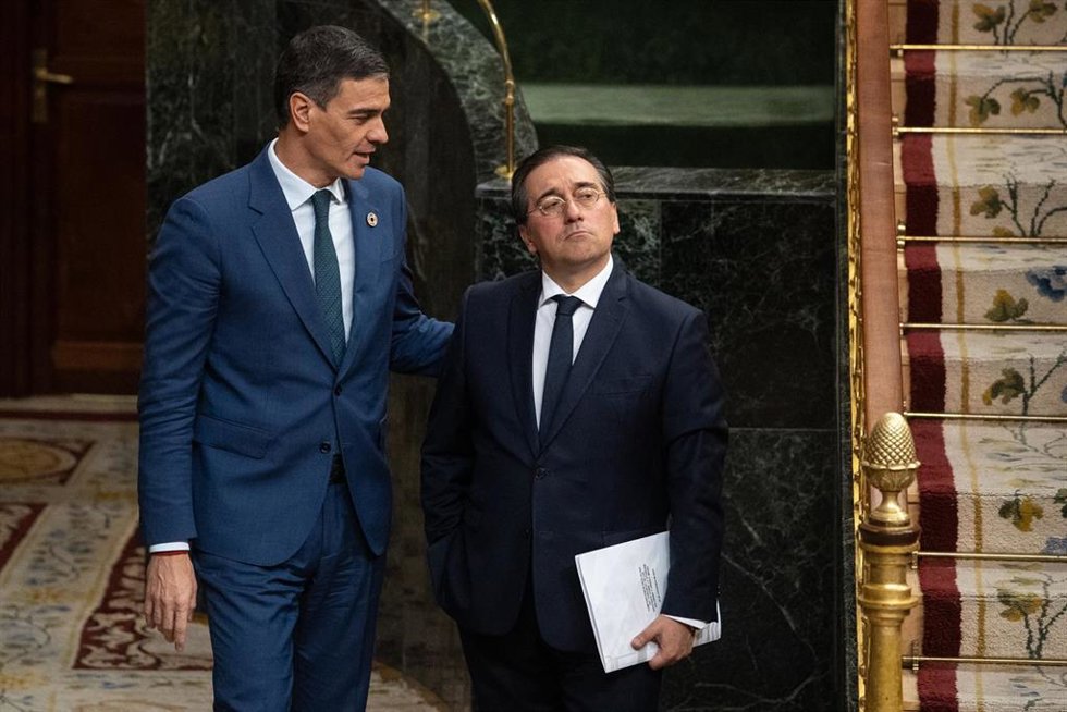 Archivo - El presidente del Gobierno, Pedro Sánchez (i) y el ministro de Asuntos Exteriores, Unión Europea y Cooperación, José Manuel Albares (d), durante una sesión plenaria, en el Congreso de los Diputados