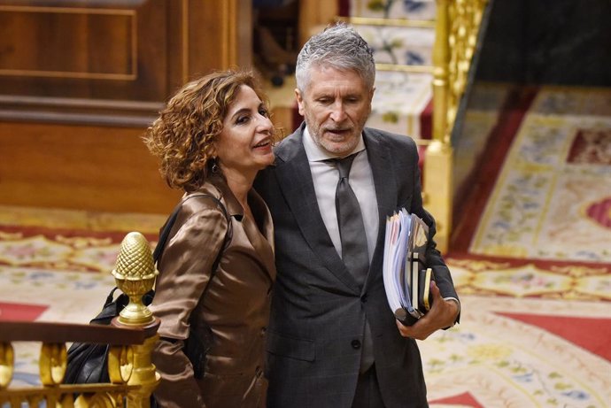 La vicepresidenta primera y ministra de Hacienda, María Jesús Montero,  y el ministro de Interior, Fernando Grande-Marlaska, durante una sesión de control al Gobierno, en el Congreso de los Diputados, a 21 de mayo de 2025, en Madrid (España). Durante la s